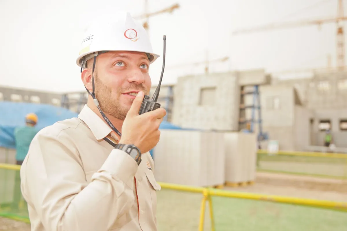 Engenheiro calculando lucro por projeto de engenharia