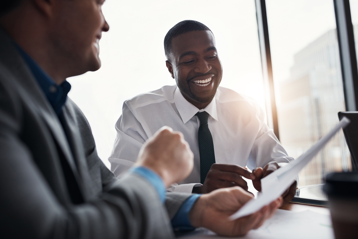 Consultoria contábil em Nova Iguaçu - Nubec Contabilidade especializada em empresas de serviço Empresário consultando contador em Nova Iguaçu - contabilidade consultiva Nubec Baixada Fluminense RJ