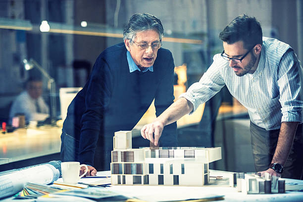 Engenheiro analisando nota fiscal e retenção na fonte