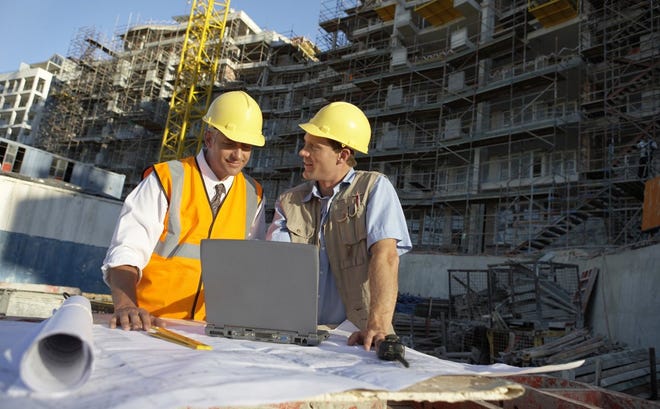 Engenheiro recém-formado analisando opções de carreira PJ ou CLT